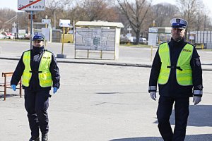Dwoje funkcjonariusz ruchu drogowego patroluje dworzec PKS w Lublinie.