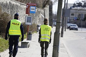 Policjant oraz żołnierz obrony terytorialnej patrolują ulicę Lublina.
