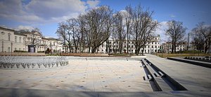 Zdjęcie przedstawia fragment fontanny na Placu Litewski w Lublinie. Zwraca uwagę całkowity brak ludzi.