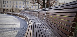 Pusta ławka na Placu Litewskim.