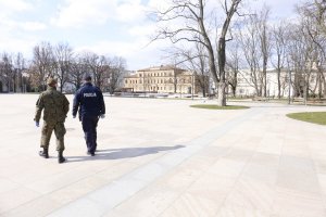 Żołnierz obrony terytorialnej wraz z policjantem patroluje Plac Litewski.