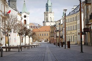 Krakowskie Przedmieście w Lublinie. Zwraca uwagę na zdjęciu całkowity brak ludzi.