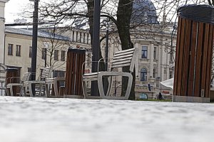 Puste ławki na Placu Litewskim.