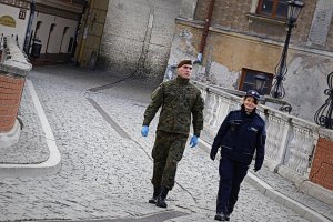 Patrol złożony z żołnierza obrony terytorialnej i policjanta idzie ulicą Zamkową.
