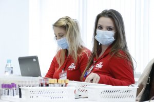 Dwie pracowniczki Regionalnego Centrum Krwiodawstwa i Krwiolecznictwa w Lublinie.