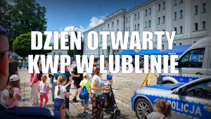 Na tle Komendy Wojewódzkiej Policji w Lublinie napis DZIEŃ OTWARTY KWP LUBLIN