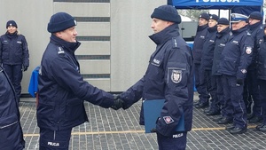 inspektor Wojciech Czapla Komendant Miejski Policji w Lublinie gratuluje nowego Posterunku Policji w Piszczacu kierownikowi posterunku.