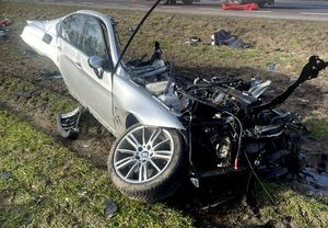 rozbity po wypadku pojazd BMW