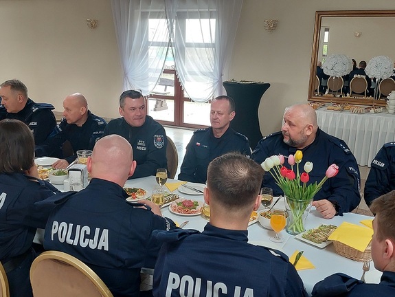 policjanci siedzą przy wielkanocnym stole