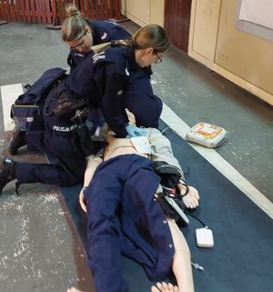 policjanci podczas zawodów ratowników medycznych