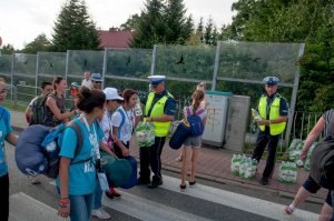 Policjanci dają wodę pielgrzymom