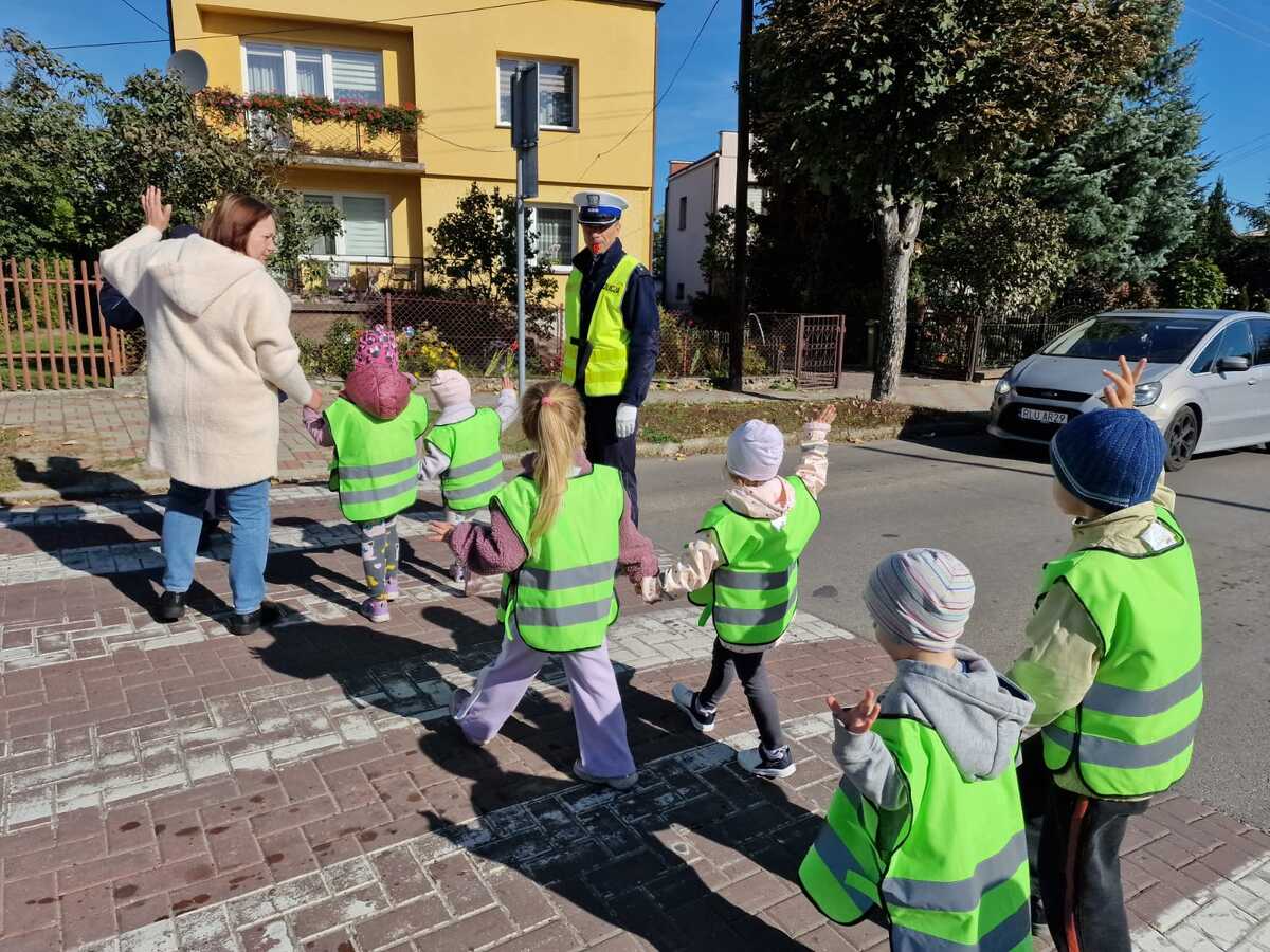 policjanci z dziećmi na pasach