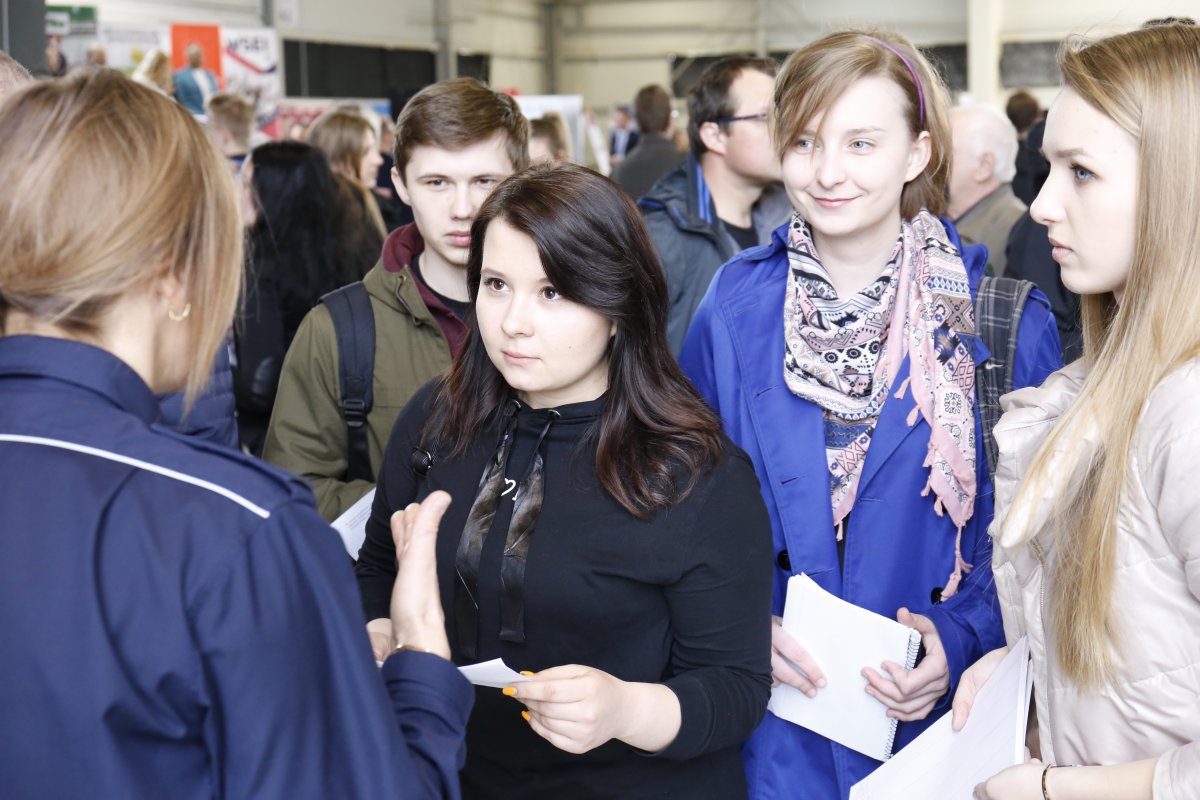Zainteresowani pracą w policji słuchają policjantki.