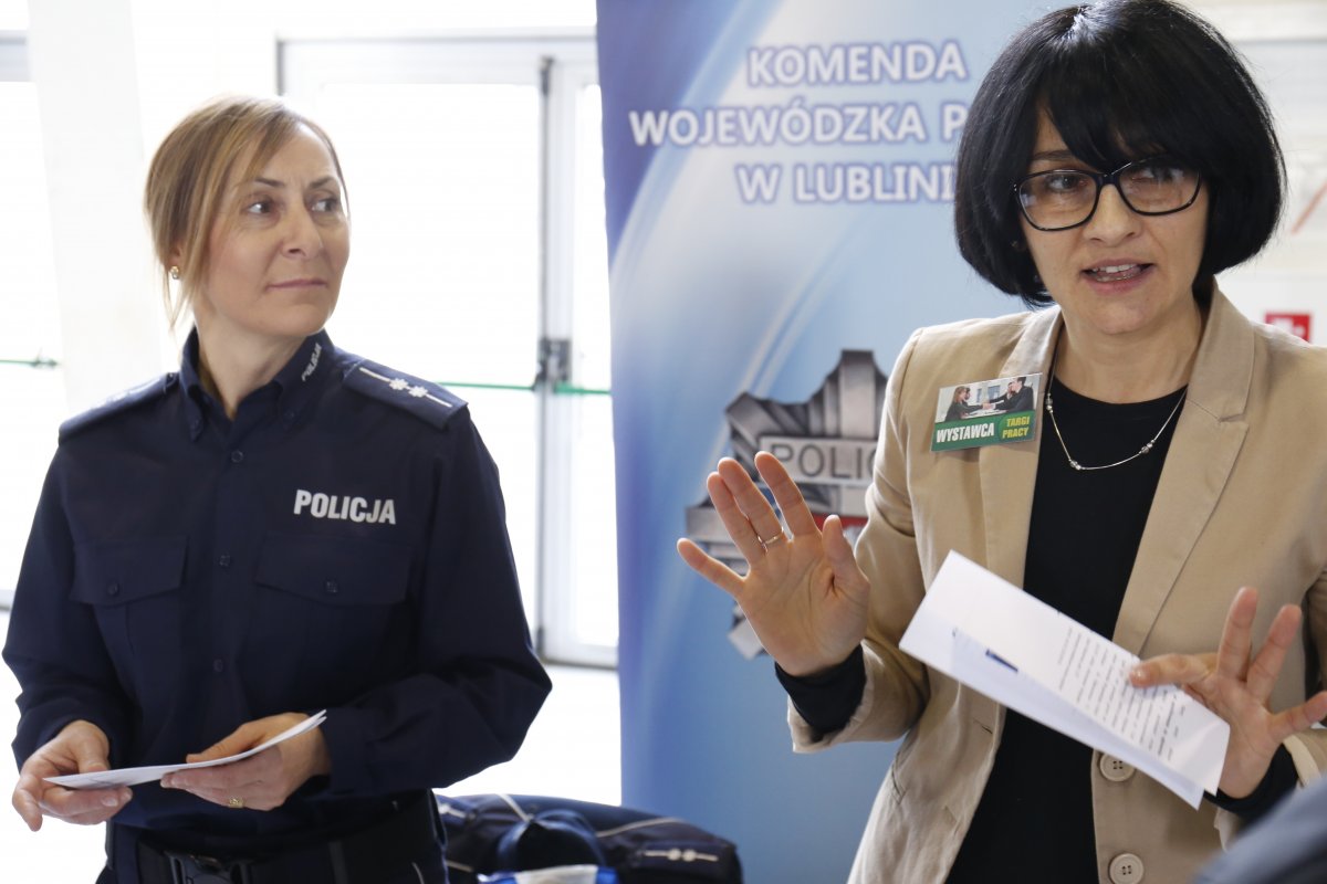 Policjantka i pracownica cywilna na targach.