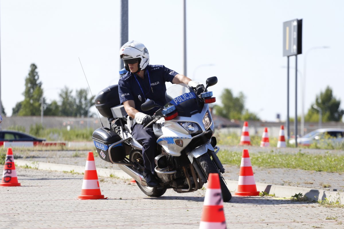 Policjant na motocyklu omija słupki.