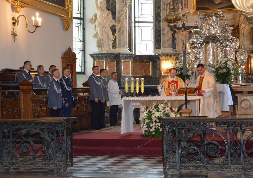 msza święta w intencji policjantów i pracowników KMP Zamość w zamojskiej Katedrze