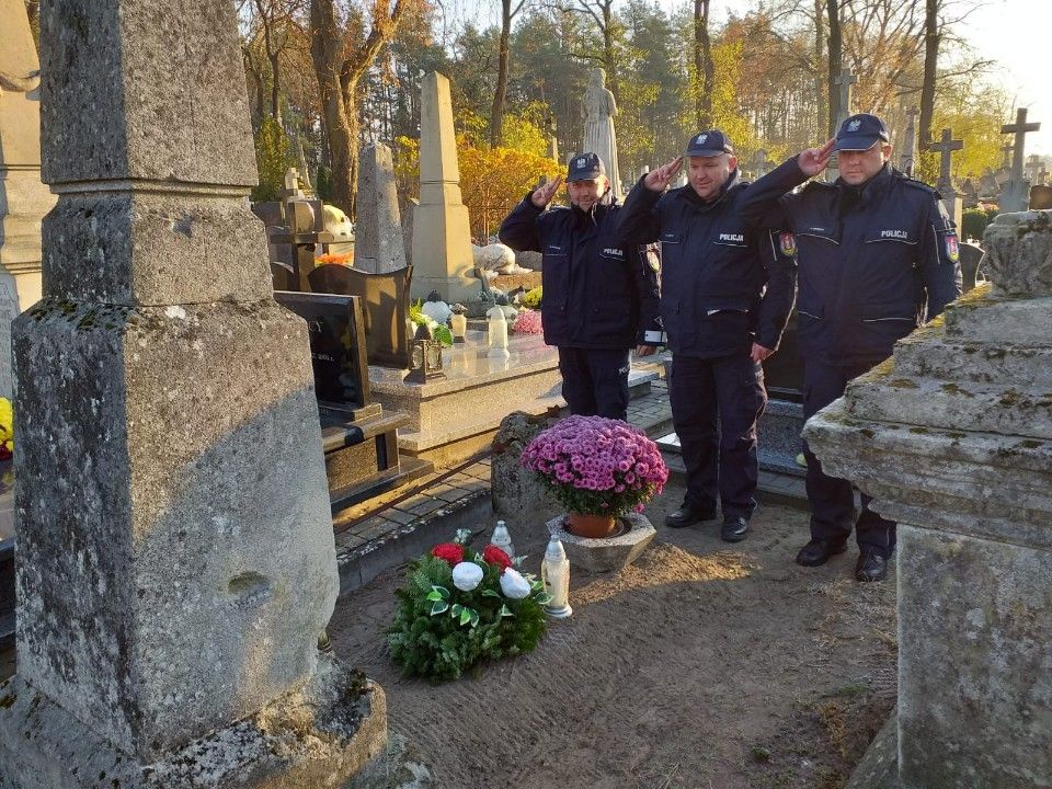 Policjanci na cmentarzu oddają hołd zmarłemu policjantowi.