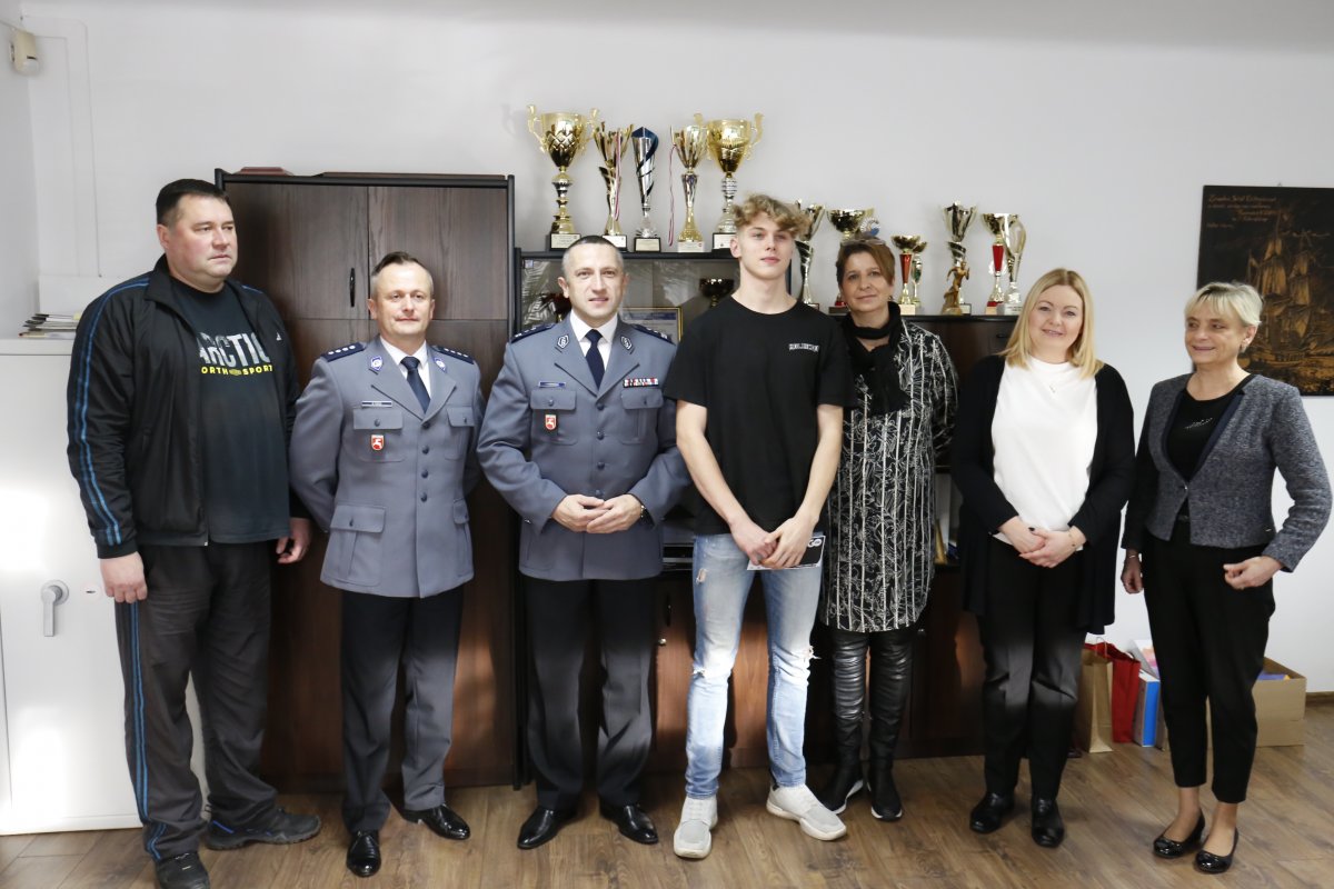 Zdjęcie grupowe policjantów wraz z dyrekcją szkoły i trenerem.