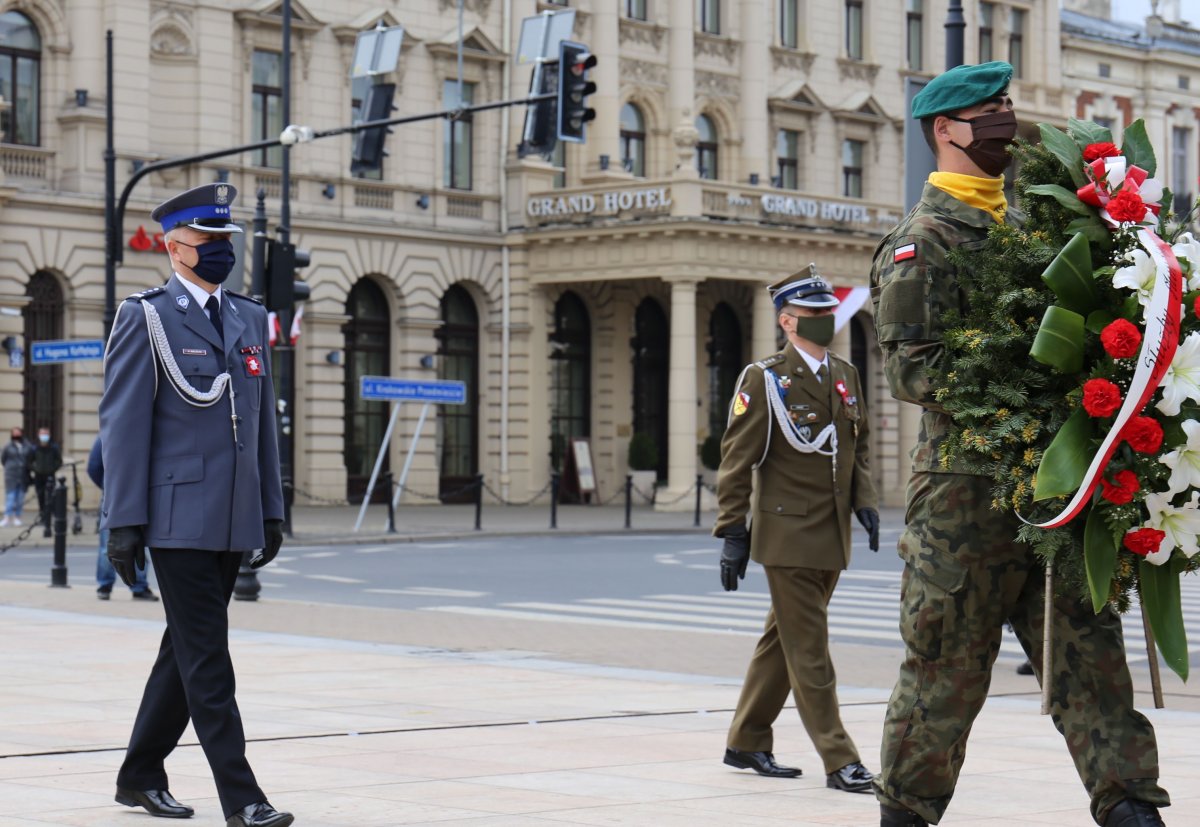 inspektor Artur Bielecki Komendant Wojewódzki Policji w Lublinie podczas składania wieńca