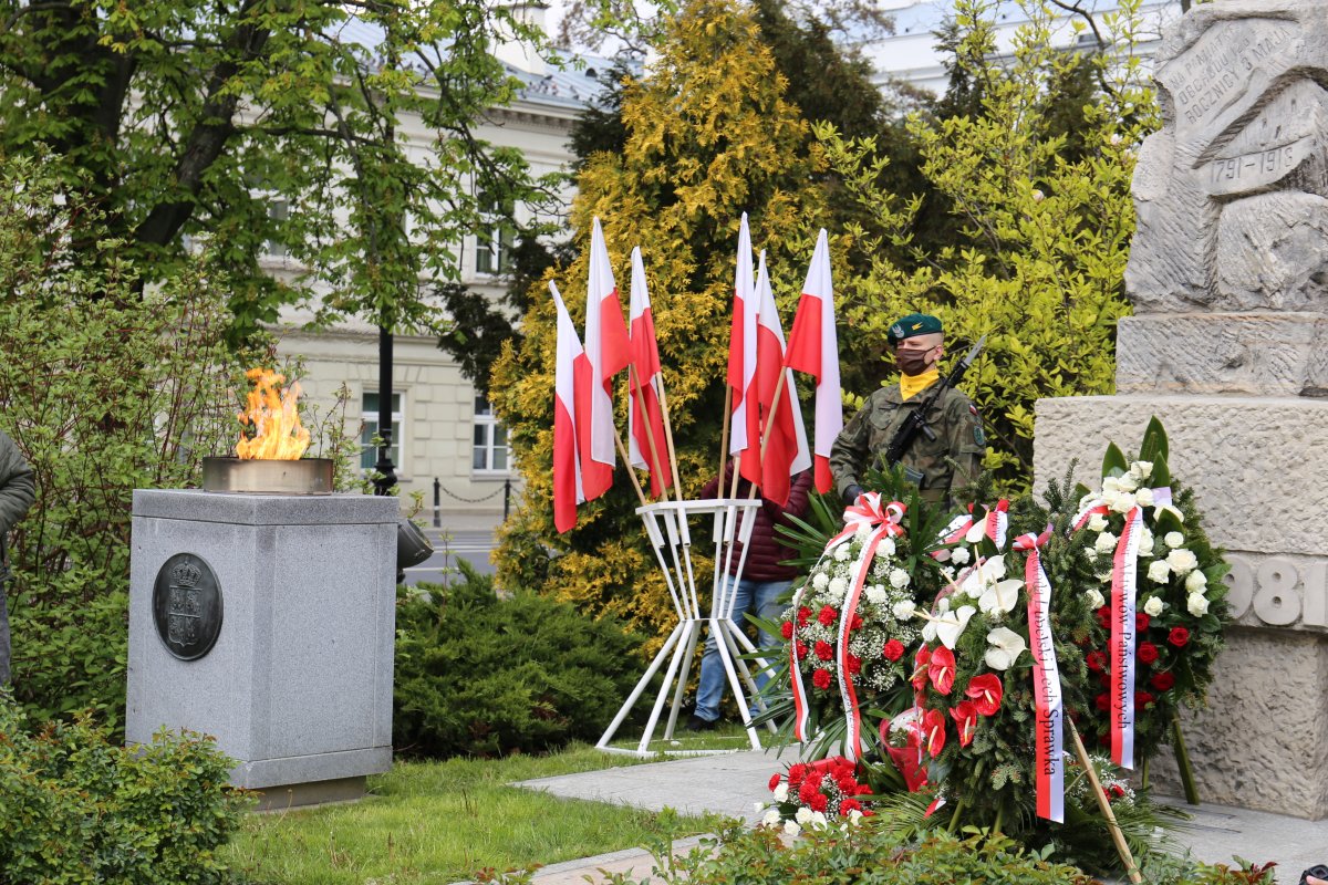 żołnierz na warcie przy pomniku