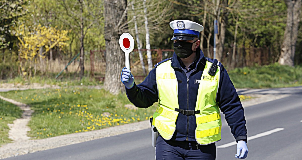 Policjant zatrzymuje auto.