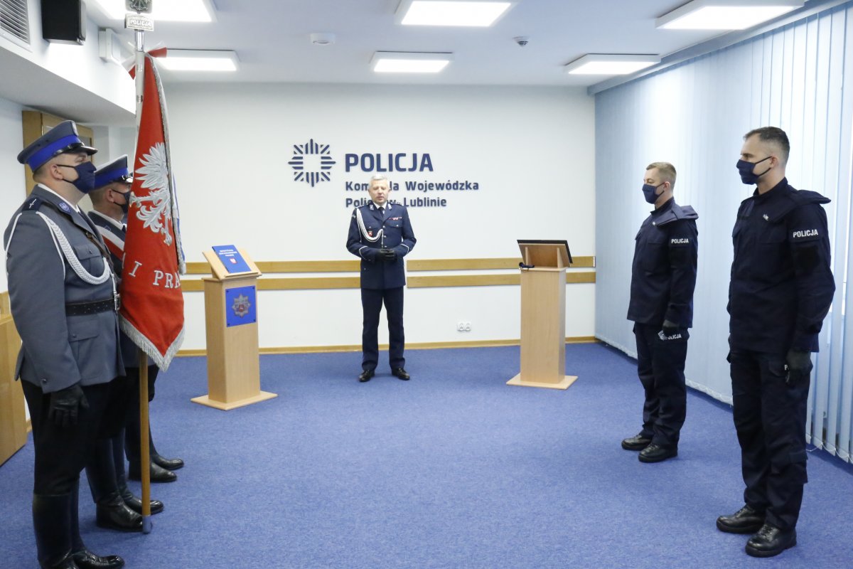 Komendant Wojewódzki Policji insp. Artur Bielecki przemawia do nowo przyjętych policjantów.
