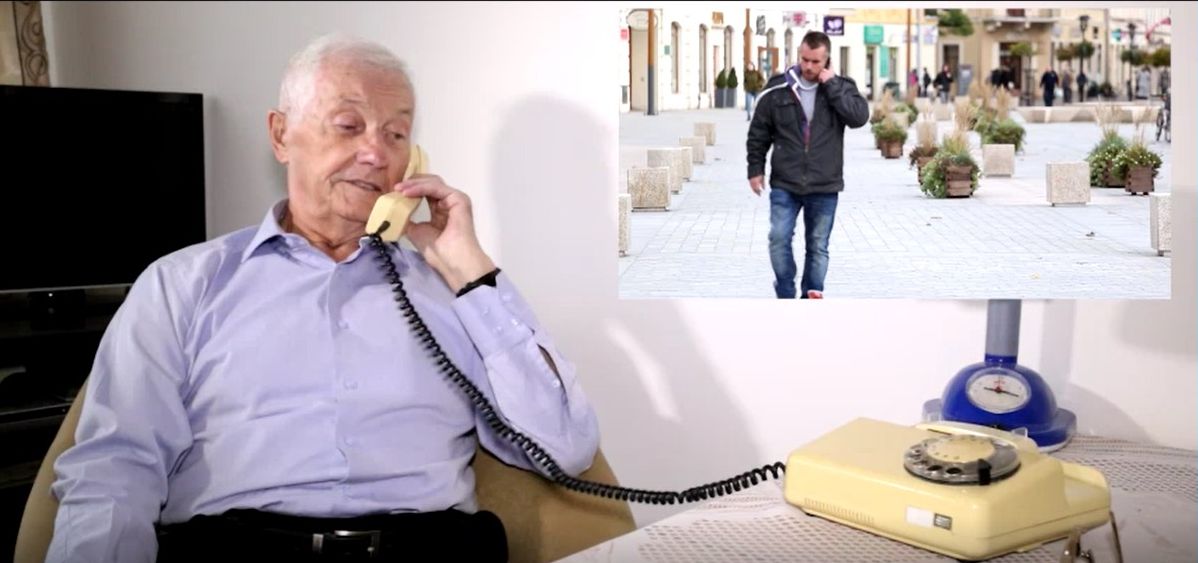 Kadr z spotu, starszy mężczyzna rozmawia przez telefon z oszustem.