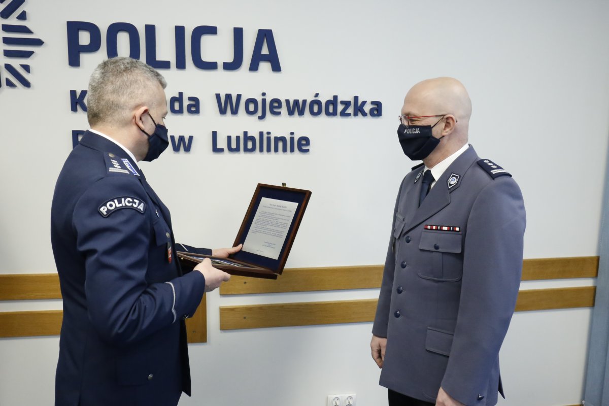 Inspektor Artur Bielecki Komendant Wojewódzki Policji w Lublinie wręcza tablicę pamiątkową inspektorowi Radkowi Bąchórowi.
