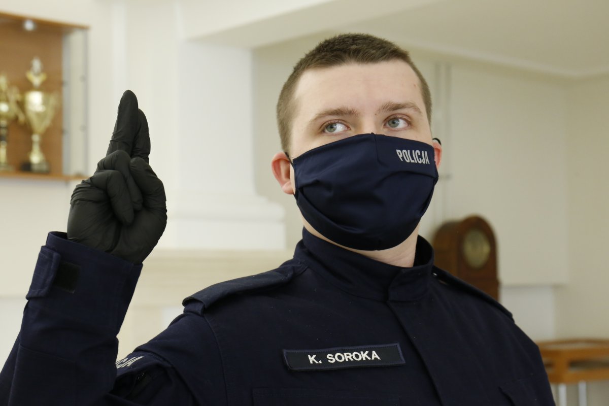 Nowy policjant wymawia rotę ślubowania.