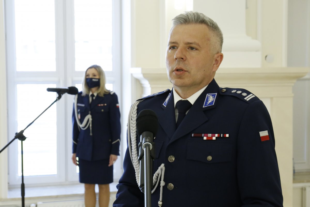 przemowa komendanta do mikrofonu