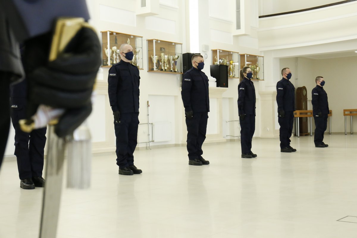 policjanci w szeregu