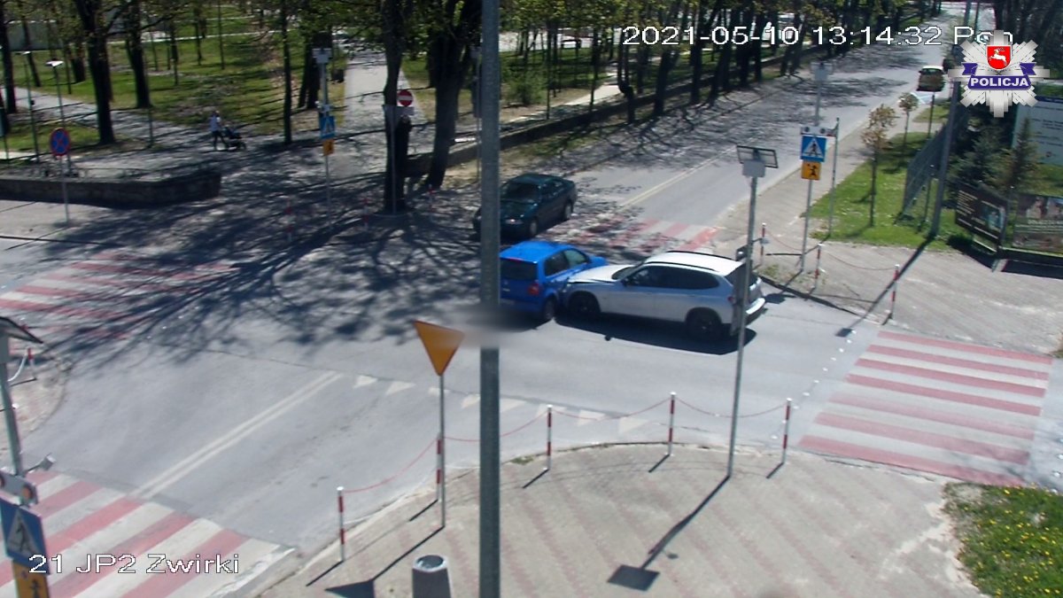 Stop klatka z miejskiego monitoringu, gdzie dochodzi do kolizji dwóch aut.