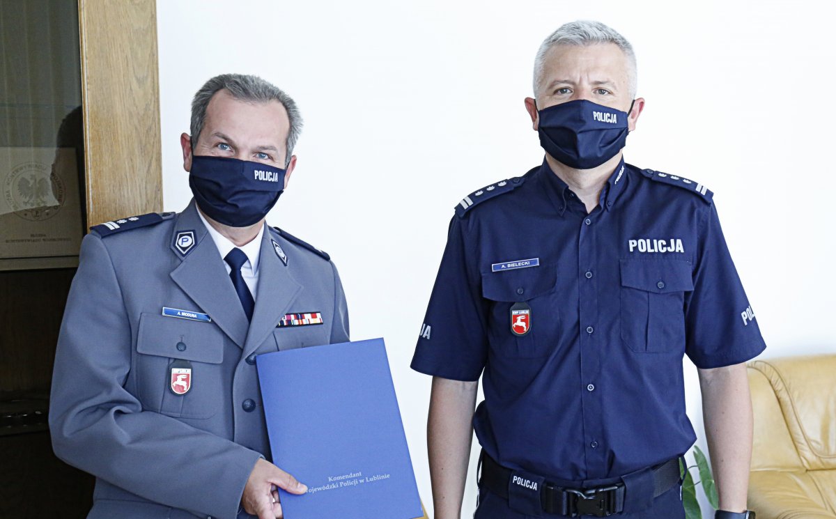 Komendant Wojewódzki Policji w Lublinie wręcza nominacje Komendantowi Powiatowemu Policji w Janowie Lubelskim.