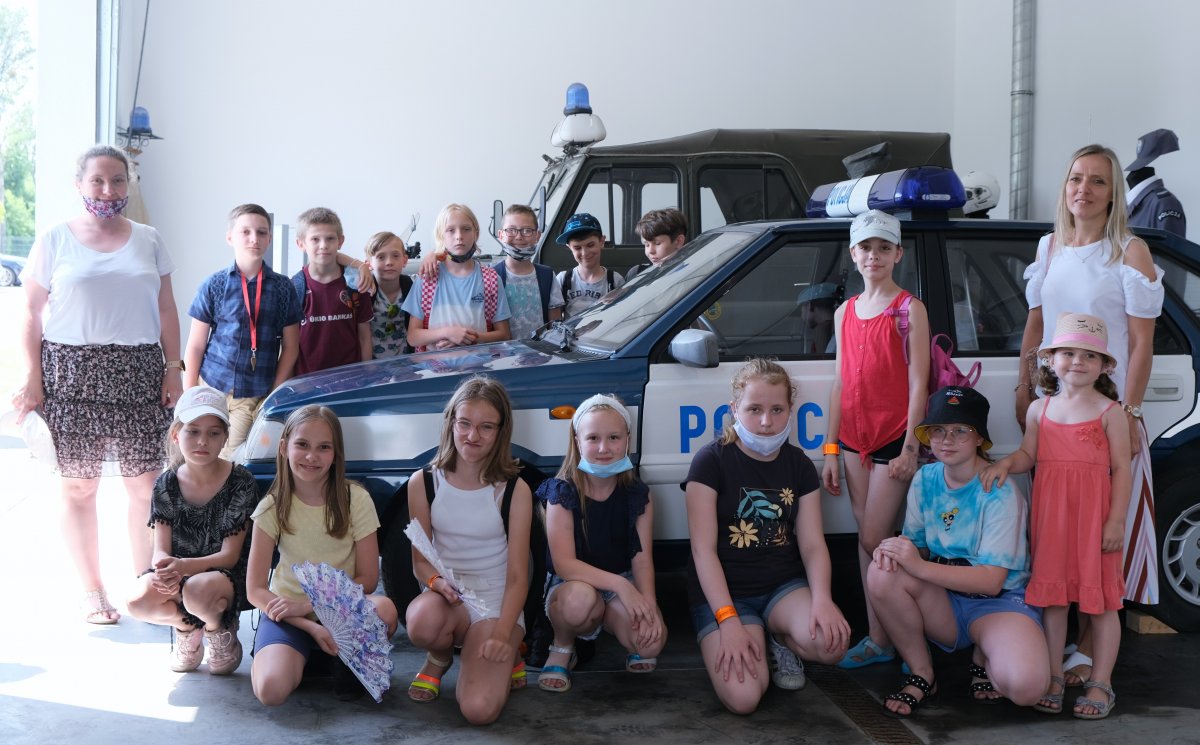 zdjecie klasowe na tle poloneza