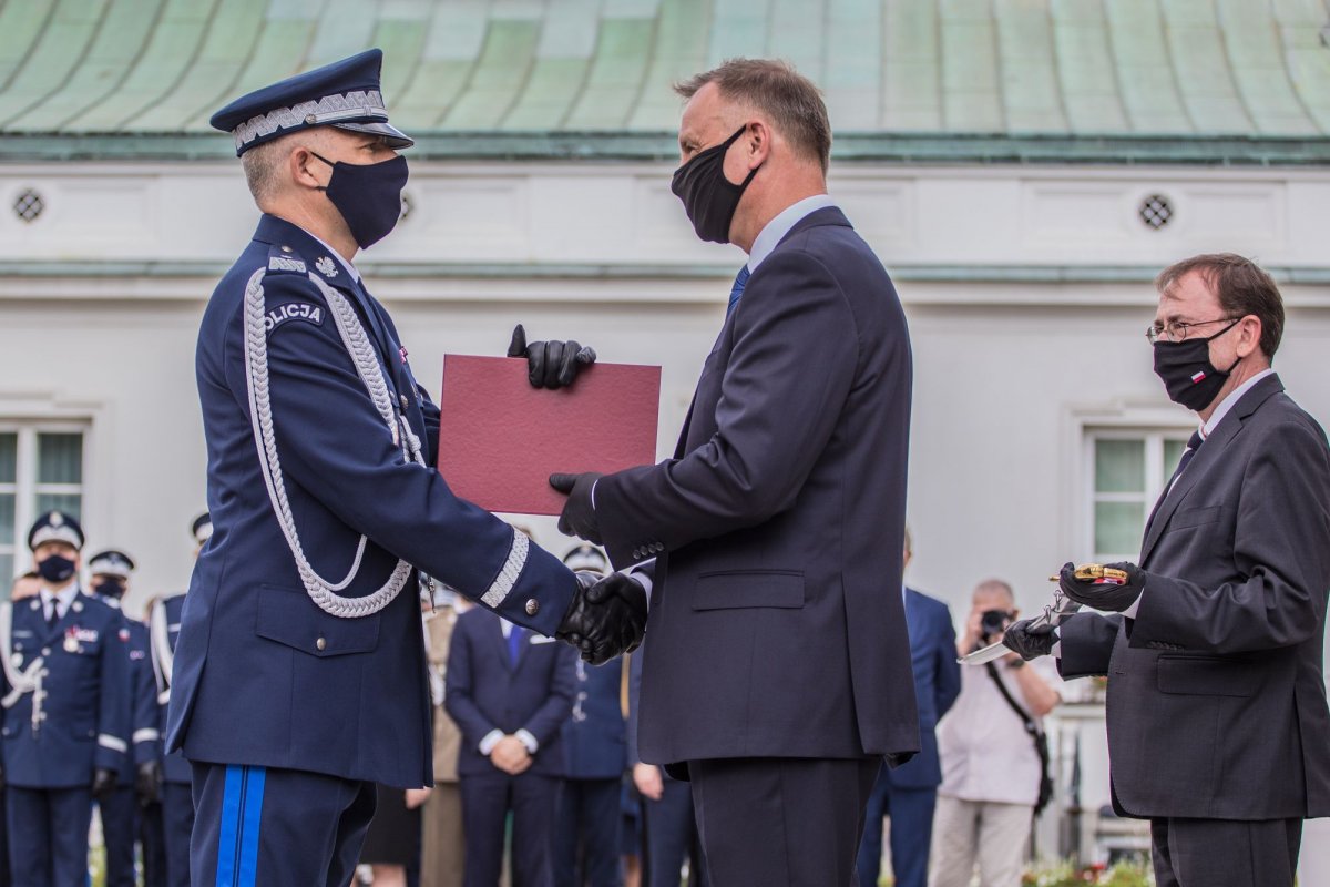 Komendant odbiera nominację genaralską z rąk Prezydenta RP 