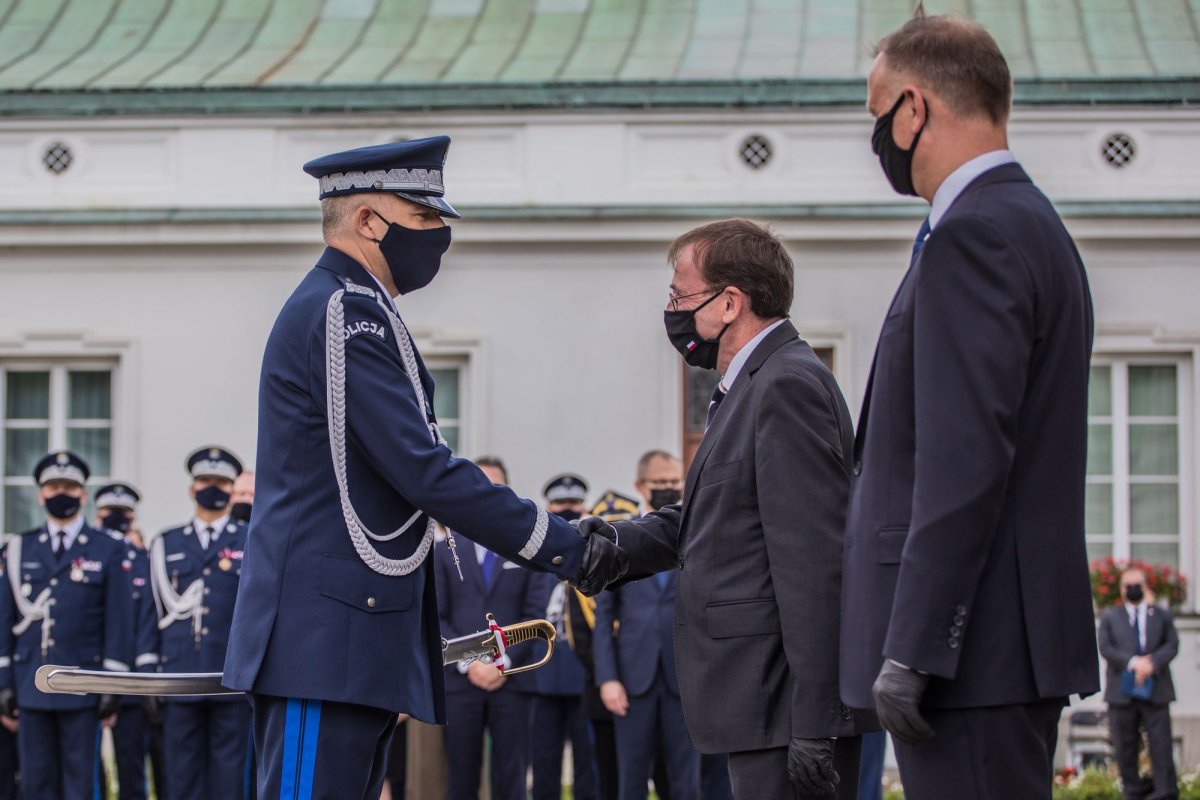 Komendant odbiera gratulcje od Ministra SWiA 