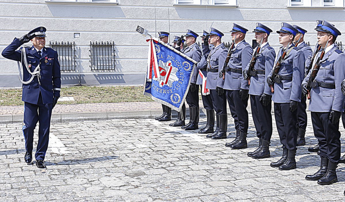 Nadinsp. Artur Bielecki oddaje honor funkcjonariuszom.