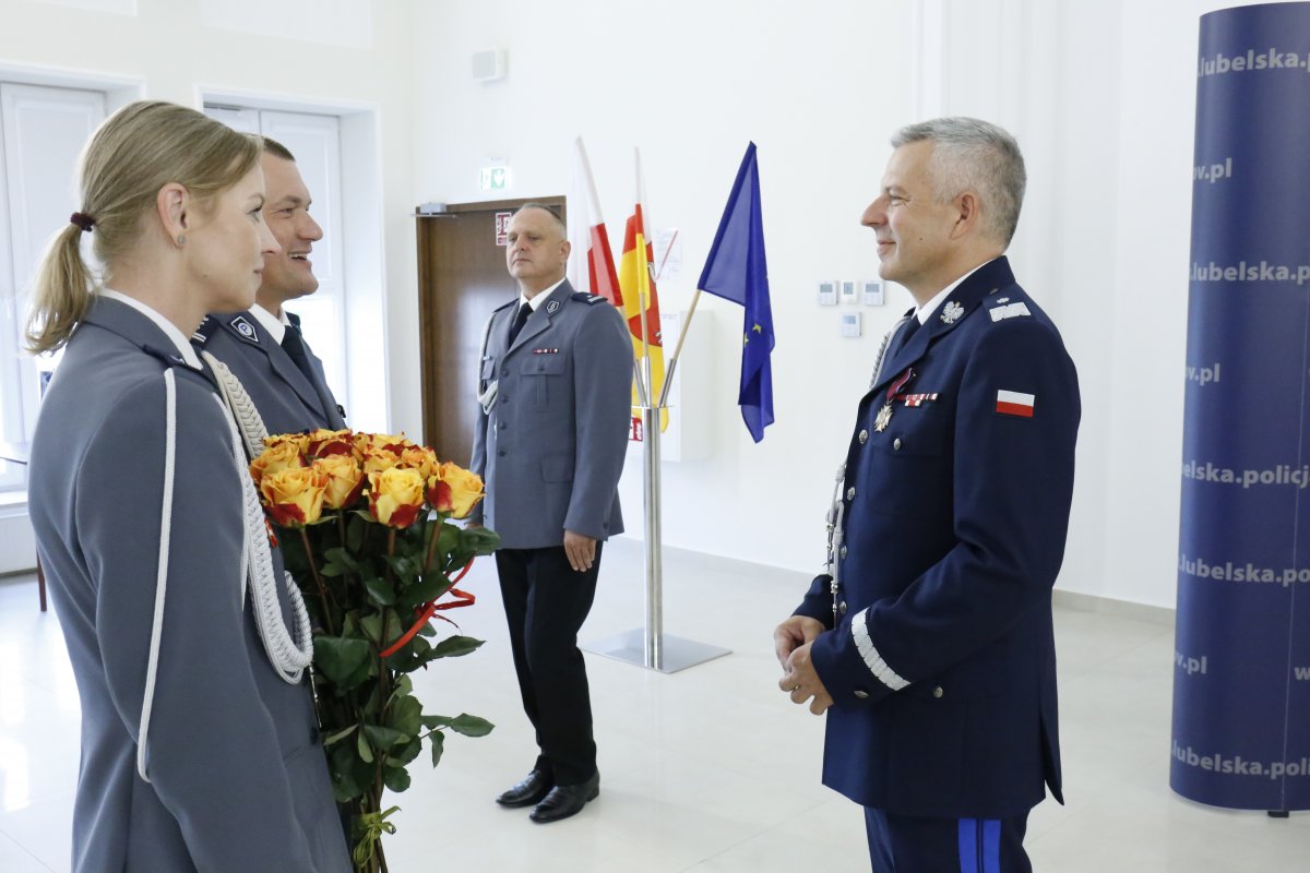 W imieniu kadry kierowniczek inspektor Wioletta Pawluk  oraz inspektor Wojciech Czapla gratulują nadinspektorowi Arutowi Bieleckiemu awansu.