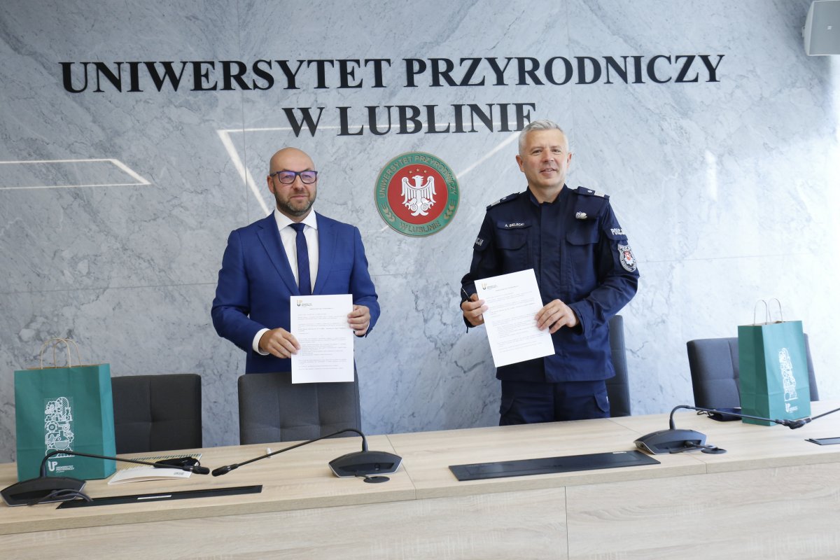 Komendant Wojewódzki Policji w Lublinie nadinsp. Artur Bielecki trzyma w ręku podpisane porozumienie po lewej profesor Bartosz Sołowiej.