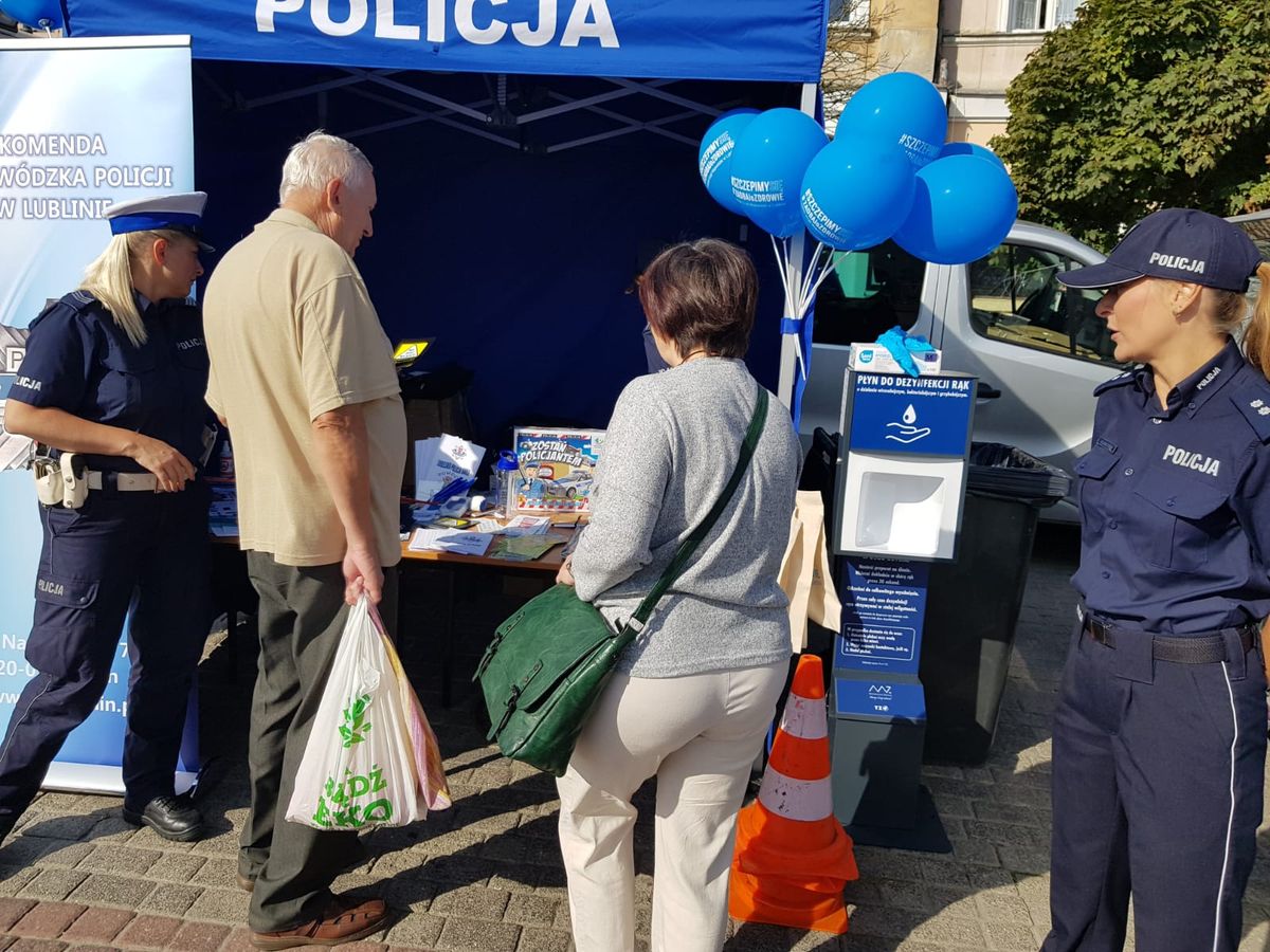mieszkańcy i policjanci podczas pikniku