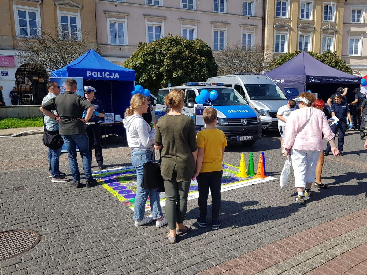 mieszkańcy i policjanci podczas pikniku