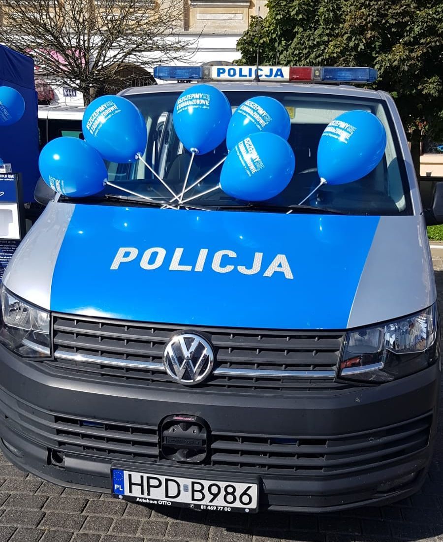 radiowóz z balonami na szybie