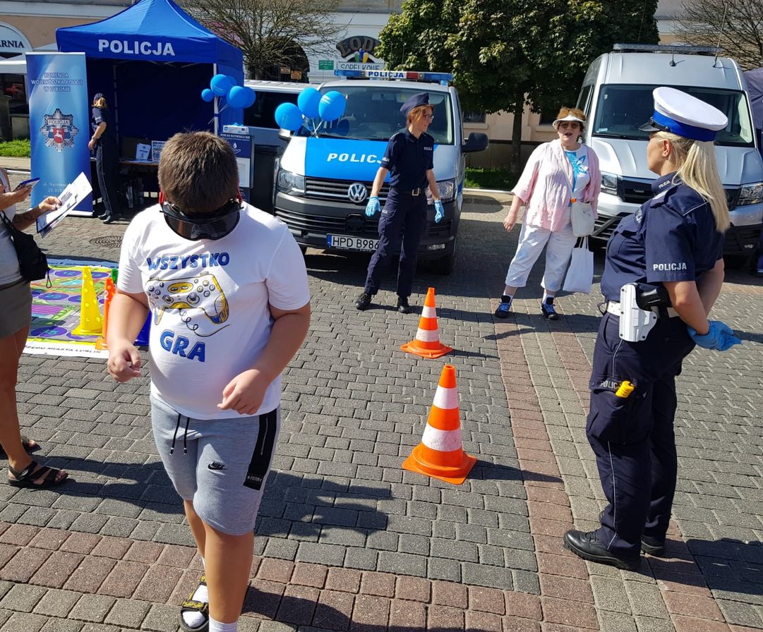 mieszkańcy i policjanci podczas pikniku