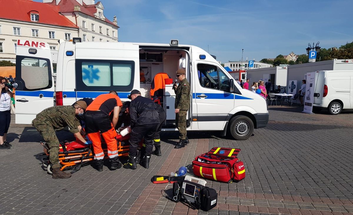 mieszkańcy i policjanci podczas pikniku