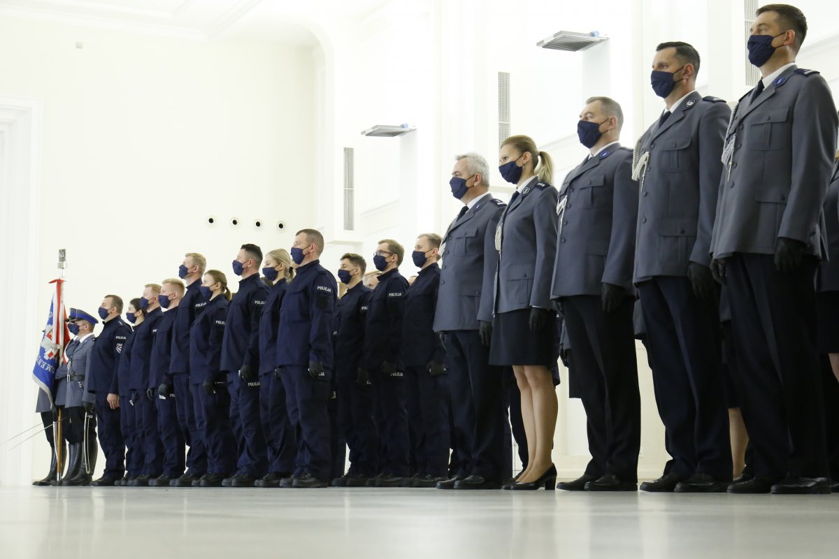 zdjęcie przedstwia policjantów do odznaczenia oraz nowych funkcjonariuszy