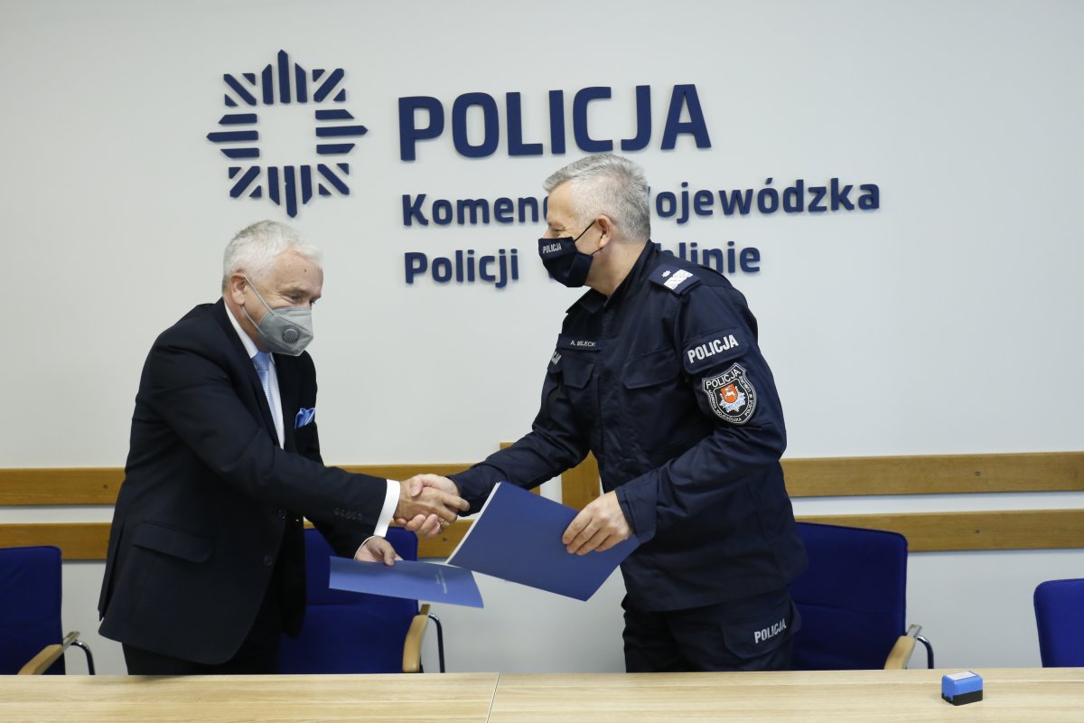 Komendant Wojewódzki Policji w Lublinie nadinsp. Artur Bielecki i Lubelski Wojewódzki Inspektor Ochrony Środowiska Leszek Żelazny