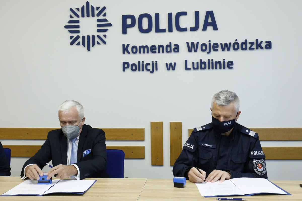 Komendant Wojewódzki Policji w Lublinie nadinsp. Artur Bielecki i Lubelski Wojewódzki Inspektor Ochrony Środowiska Leszek Żelazny podpisują porozumienie