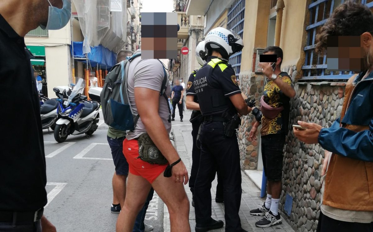 Zdjęcie przedstawia moment zatrzymania złodzieja i przekazania go policji przez polskiego kontrterrorystę na jednej z ulic w Barcelonie.
