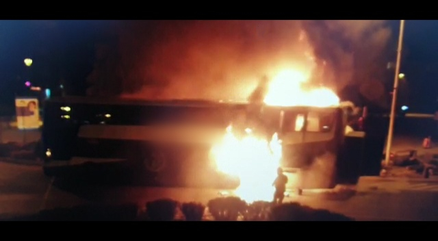 Zdjęcie płonącego autokaru.