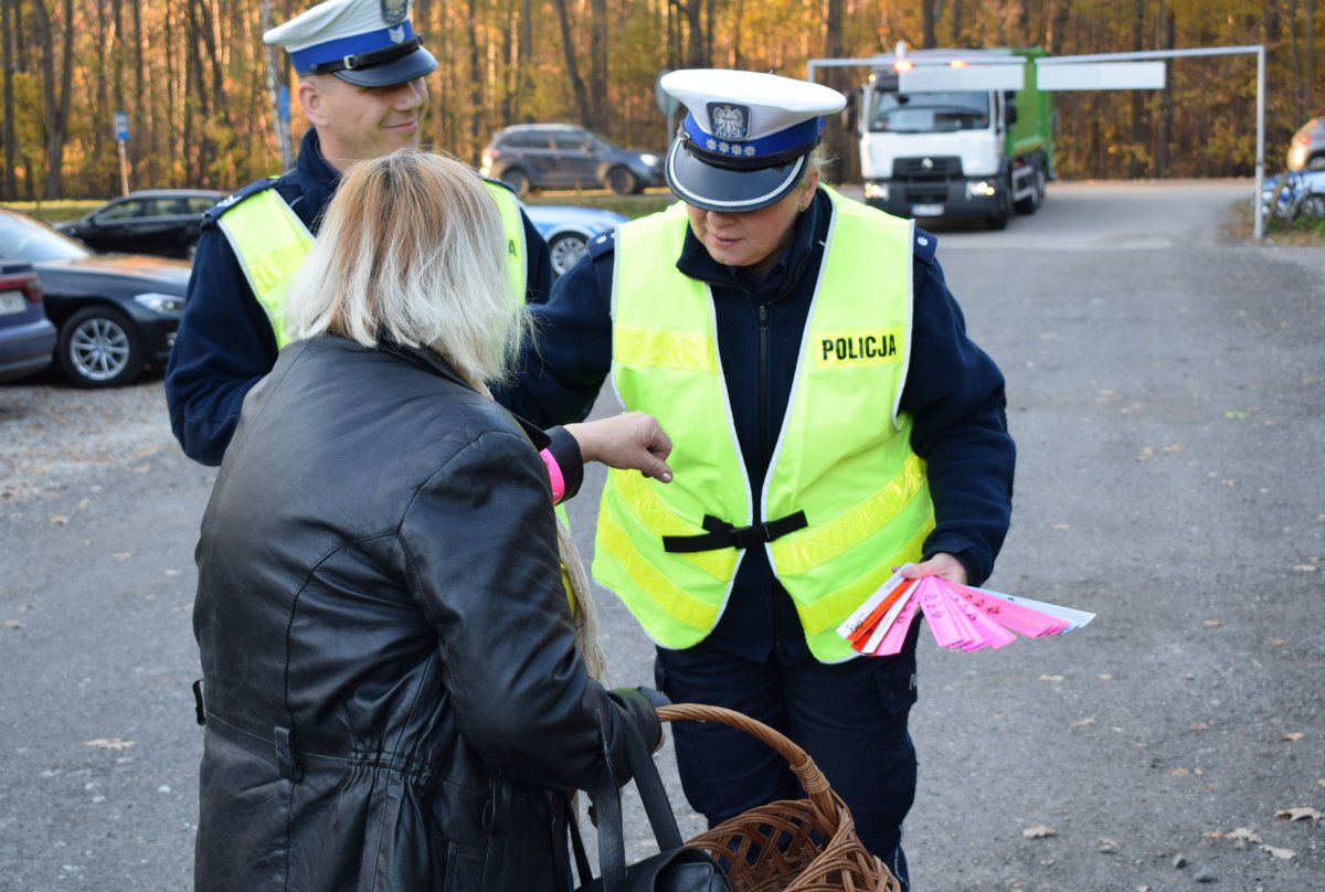 policjatka daje odblask kobiecie